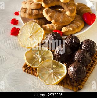 Chocolats, citron séché et coeurs rouges pour la Saint-Valentin. Délicieux dessert. Banque D'Images