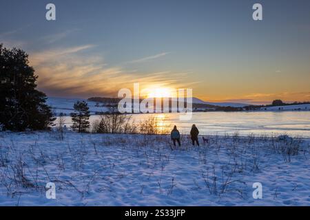 Réservoir Threipmuir. Balerno. Midlothian. Écosse, Royaume-Uni. 08 janvier 2025. Visiteurs Elaine Ramsay et Wendy Cowan admirent le coucher de soleil dans les températures glaciales du réservoir Threipmuir près de Balerno dans le Midlothian (crédit photo : David Mollison/Alamy Live News Banque D'Images