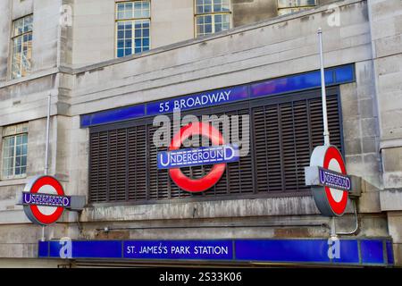 Station de métro St James's Park, St James's Park, ville de Westminster, Londres, Angleterre. Banque D'Images