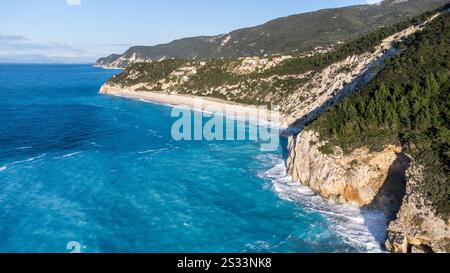 Une vue aérienne expansive mettant en valeur une falaise étonnante surplombant gracieusement le vaste océan ci-dessous, mettant en valeur la beauté naturelle Banque D'Images