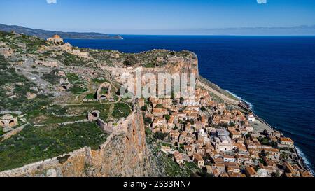Une vue aérienne impressionnante mettant en valeur une ville à couper le souffle perchée au sommet d'une falaise, offrant une vue imprenable sur le vaste océan en contrebas Banque D'Images
