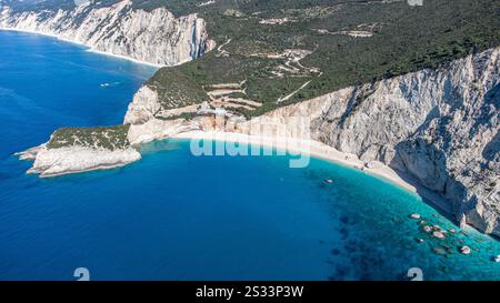 Une vue aérienne impressionnante montrant une petite île tranquille située en plein centre d'une vaste et vaste étendue d'eau Banque D'Images