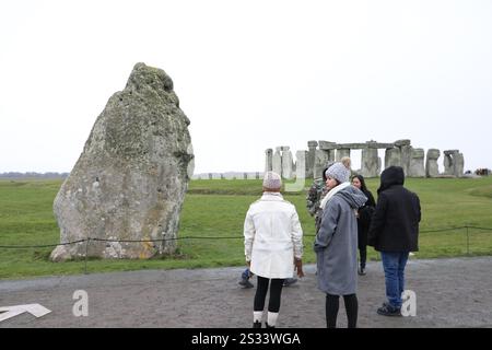 La pierre du talon , un seul grand bloc de pierre sarsen debout dans l'avenue à l'extérieur de l'entrée du terrassement de Stonehenge dans le Wiltshire. Banque D'Images