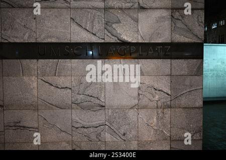 Varsovie, Pologne. 08 janvier 2025. Le monument Umschlagplatz est vu à Varsovie, Pologne, le 08 janvier 2025. Le monument construit à la mémoire de plus de 300 000 Juifs déportés vers des camps de la mort par l'Allemagne nazie a été peint avec grafitti lisant "Varsovie 1943 = Gaza 2025" par une personne inconnue. Un habitant local, dont la mère était l'une des victimes des déportatines nazies, a entrepris un nettoyage public du monument après que les autorités de la ville n'aient pas pris de mesures pendant plusieurs jours. (Photo de Jaap Arriens/Sipa USA) crédit : Sipa USA/Alamy Live News Banque D'Images