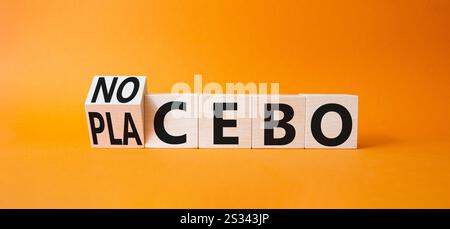 Symbole nocebo vs placebo. Cubes en bois tournés avec les mots placebo et nocebo. Beau fond orange. Concept de médecine. Copier l'espace. Banque D'Images
