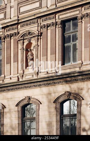 Gros plan de la façade du Louvre à Paris Banque D'Images