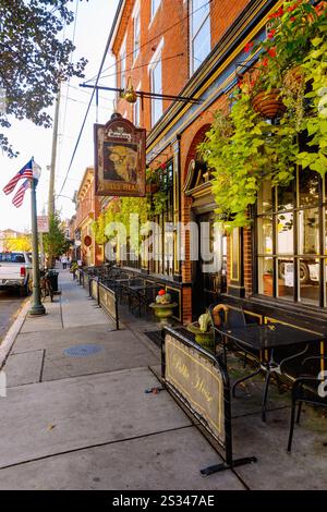 Rue principale avec Bulls Head public House à Lititz dans le pays néerlandais de Pennsylvanie, comté de Lancaster, Pennsylvanie, États-Unis Banque D'Images
