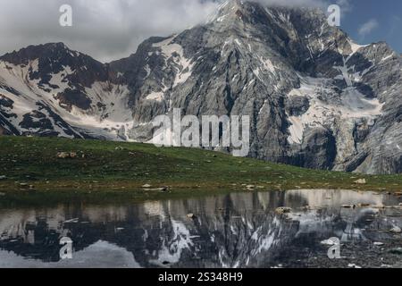 Reflet des Alpes italiennes dans un lac de montagne, créant une vue panoramique imprenable. Photo de haute qualité Banque D'Images