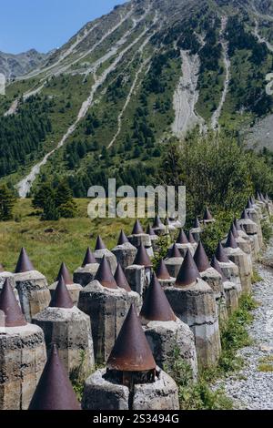 Frontière entre l'Autriche Tyrol et l'Italie Tyrol du Sud à Passo Resia avec barrière de réservoir de dents de dragon. Photo de haute qualité Banque D'Images