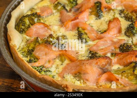 tarte au saumon et au brocoli, gros plan Banque D'Images