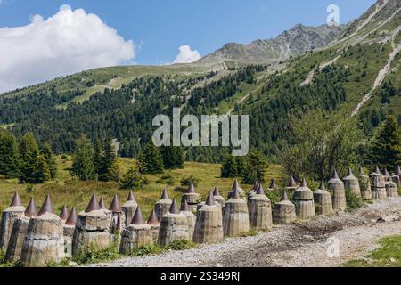 Frontière entre l'Autriche Tyrol et l'Italie Tyrol du Sud à Passo Resia avec barrière de réservoir de dents de dragon. Photo de haute qualité Banque D'Images