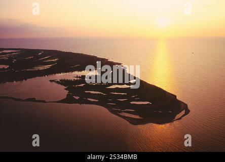 Vue aérienne du coucher de soleil sur presque Isle State Park et le lac Érié ; Pennsylvanie ; États-Unis Banque D'Images