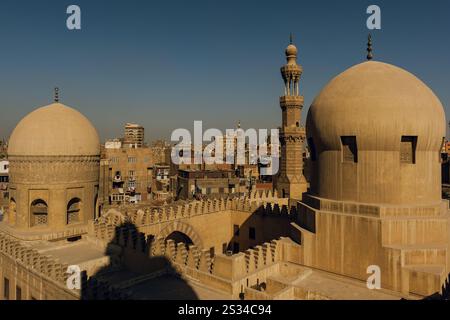 Vue panoramique du Caire du point de vue du drone. Mosquées et toits de bâtiments. Le Caire, Égypte Banque D'Images