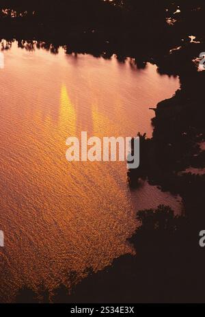 Vue aérienne du coucher de soleil sur presque Isle State Park et le lac Érié ; Pennsylvanie ; États-Unis Banque D'Images