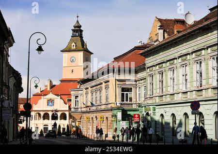 Rue Muresenilor avec la tour de l'horloge de la vieille mairie en arrière-plan, Brasov, Transylvanie, Roumanie, Europe du Sud-est et centrale Banque D'Images