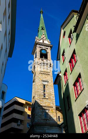 Belle ville avec Tour de l'horloge et avec bâtiment et ciel bleu dans une journée d'été ensoleillée à St Moritz, Grisons, Suisse. Banque D'Images