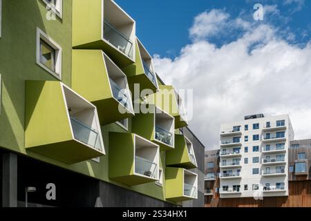 Architecture danoise moderne à Orestad, balcons en pente, logement senior, Plejecenter, Amager Vest, Copenhague Banque D'Images