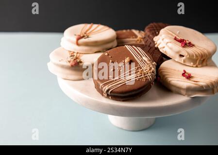 Délicieux biscuits Ischler avec brunir un glaçage au chocolat blanc sur le stand de dessert. Pâtisserie maison, Noël Banque D'Images