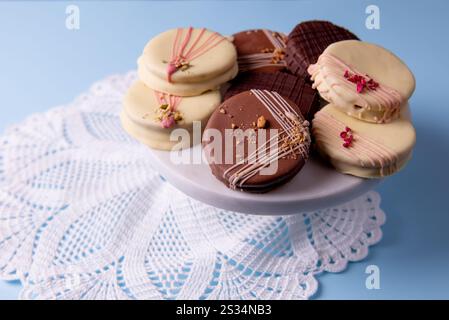 Délicieux biscuits Ischler avec brunir un glaçage au chocolat blanc sur le stand de dessert. Pâtisserie maison, Noël Banque D'Images