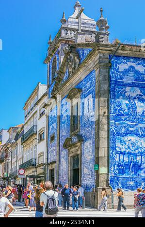Dans le quartier de Santo Ildefonso avec l'église Capela das Almas de Santa Catarina, Porto, Portugal Banque D'Images