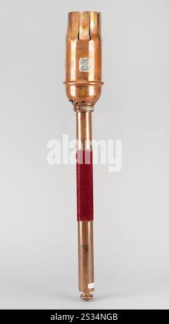 Boston, Massachusetts, États-Unis. 8 janvier 2025. Torche des Jeux Olympiques d'hiver de Grenoble 1968 maintenant à : $27 500 (4 soumissions) estimation : $150,000. (Crédit image : © RR Auction/ZUMA Press Wire) USAGE ÉDITORIAL SEULEMENT! Non destiné à UN USAGE commercial ! Banque D'Images