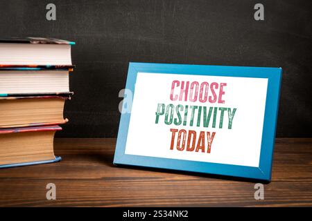 Choisissez positivité aujourd'hui. Texte de motivation dans un cadre d'image. Banque D'Images