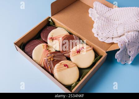 Délicieux biscuits Ischler avec glaçage au chocolat brun et blanc dans la boîte. Pâtisserie maison, Noël Banque D'Images