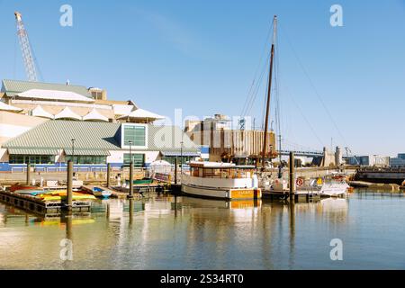 Penn's débarquement sur la rivière Delaware avec le musée du port de mer de l'indépendance dans le quartier historique du front de mer à Philadelphie, Pennsylvanie, États-Unis Banque D'Images