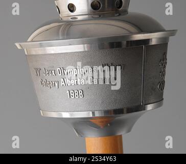 Boston, Massachusetts, États-Unis. 8 janvier 2025. Torche des Jeux olympiques d'hiver de Calgary 1988. (Crédit image : © RR Auction/ZUMA Press Wire) USAGE ÉDITORIAL SEULEMENT! Non destiné à UN USAGE commercial ! Banque D'Images