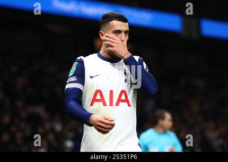 Londres, Royaume-Uni. 08 janvier 2025. Londres, Angleterre, 8 janvier 2025 : Pedro Porro (23 Tottenham Hotspur) semble abattu lors du match de la Coupe EFL entre Tottenham Hotspur et Liverpool au Tottenham Hotspur Stadium à Londres, Angleterre (Alexander Canillas/SPP) crédit : SPP Sport Press photo. /Alamy Live News Banque D'Images