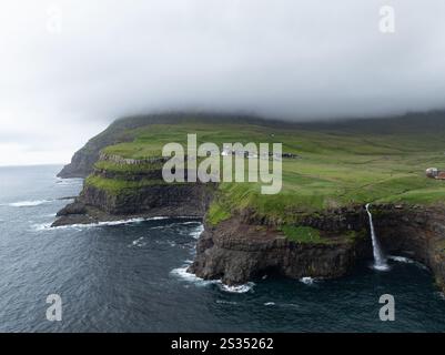 Vue aérienne du village de Gasadalur et de la cascade de Mulafossur dans les îles Féroé. Banque D'Images