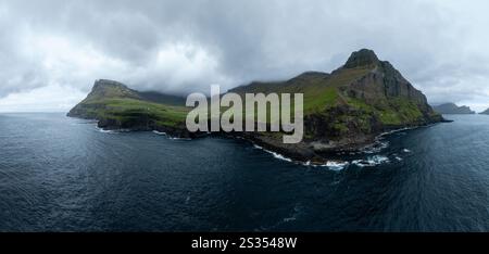 Vue aérienne du village de Gasadalur et de la cascade de Mulafossur dans les îles Féroé. Banque D'Images