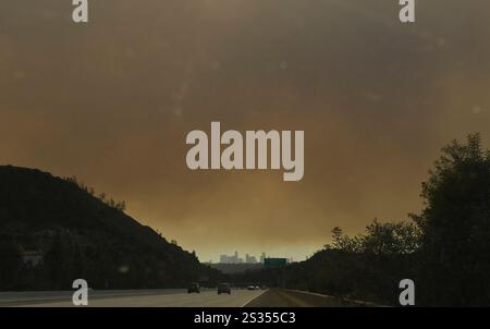 Los Angeles, États-Unis. 08 janvier 2025. La fumée noire de quatre feux de forêt de Californie du Sud plane au-dessus de Los Angeles le mercredi 8 janvier 2025. Photo de Jim Ruymen/UPI crédit : UPI/Alamy Live News Banque D'Images