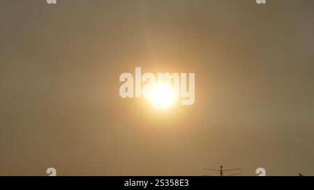 Los Angeles, Californie, USA 8th janvier 2025 Fire Smokey Sky and Sun pendant la LA Fires le 8 janvier 2025 à Los Angeles, Californie, USA. Photo de Barry King/Alamy Stock photo Banque D'Images