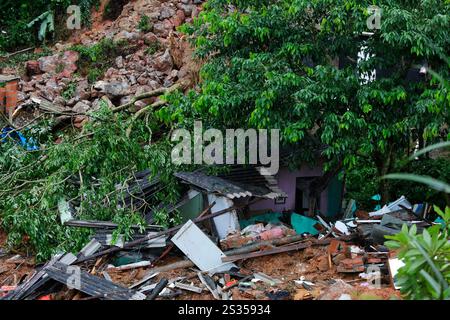 Une maison est endommagée par un glissement de terrain causé par de fortes pluies sur la côte sud-est de Guaruja, dans l'État de Sao Paulo, au Brésil. Banque D'Images