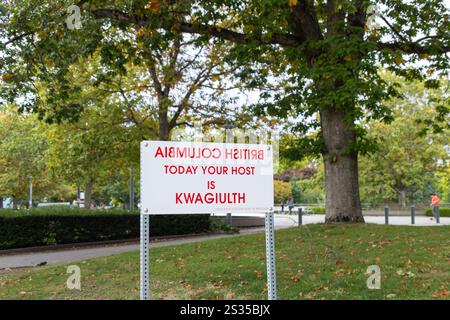 Vancouver, CANADA - Sep 30 2024 : signe sur l'UBC reconnaissant le peuple Kwagiulth comme hôte des terres de la Colombie-Britannique, reconnaissant son emplacement sur tr Banque D'Images