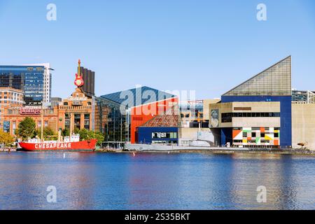 Port intérieur avec aquarium national, centrale électrique de Pratt Street et navires historiques à Baltimore, Maryland, États-Unis Banque D'Images