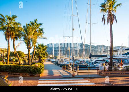 Marina de Denia sous le Montgo, Costa Blanca, Province d'Alicante, Espagne Banque D'Images