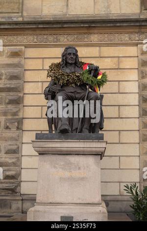 Copenhague, Copenhague, Danemark. 7 janvier 2025. Statue de l'écrivain, essayiste, philosophe, historien et dramaturge danois et norvégien Ludvig Holberg devant le Théâtre royal danois theÂ à Copenhague (crédit image : © Kristian Tuxen Ladegaard Berg/ZUMA Press Wire) USAGE ÉDITORIAL SEULEMENT! Non destiné à UN USAGE commercial ! Banque D'Images