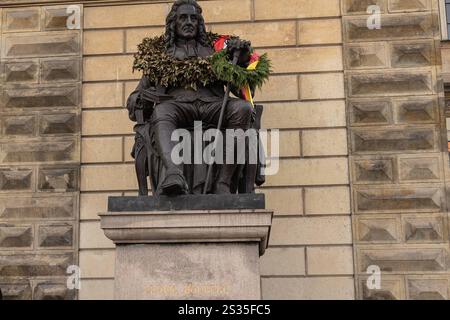 Statue de l'écrivain, essayiste, philosophe, historien et dramaturge danois et norvégien Ludvig Holberg devant le Théâtre royal danois de Copenhague Kongens Nytorv Danemark Copyright : xKristianxTuxenxLadegaardxBergx 2E6A3641 Banque D'Images