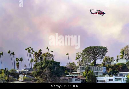 Los Angeles, Californie, États-Unis. 08 janvier 2025. Le feu des Palisades dans Pacific Palisades. Selon le LAFD, le feu couvre maintenant près de 16 000 acres. De nombreux blessés ont été signalés, et environ 1 000 structures ont été perdues à ce jour, ce qui en fait l'incendie le plus destructeur de l'histoire de Los Angeles. (Crédit image : © Brian Cahn/ZUMA Press Wire) USAGE ÉDITORIAL SEULEMENT! Non destiné à UN USAGE commercial ! Banque D'Images