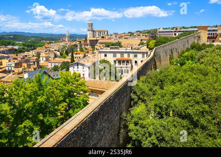 Vue aérienne panoramique de Gérone, murs défensifs et cathédrale, Catalogne, Espagne. Banque D'Images