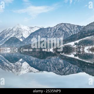 Lac alpin d'hiver nuageux Grundlsee (Autriche) avec motif fantastique-réflexion sur la surface de l'eau. Banque D'Images