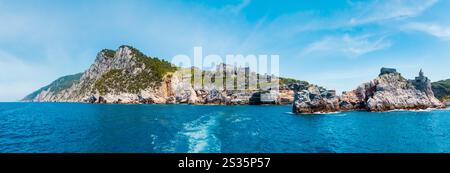 Beau pêcheur de la ville de Portovenere (Site du patrimoine de l'UNESCO) vue de mer (près de Cinque Terre, Ligurie, Italie). Forteresse Castello Doria. Banque D'Images