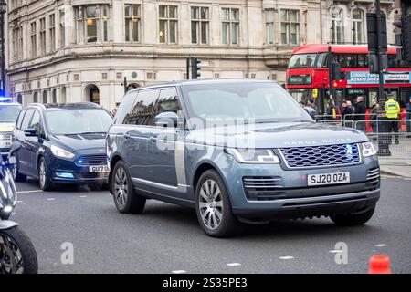 Londres, Royaume-Uni. 08 janvier 2025. Le convoi du premier ministre du Royaume-Uni Keir Starmer arrive à la porte d'entrée du Parlement avant la séance de questions du premier ministre. Après les vacances de Noël, la Chambre du Parlement est de retour et le premier ministre Keir Starmer est confronté à la session annuelle du mercredi appelée questions du premier ministre où il répond aux questions des députés. Crédit : SOPA images Limited/Alamy Live News Banque D'Images