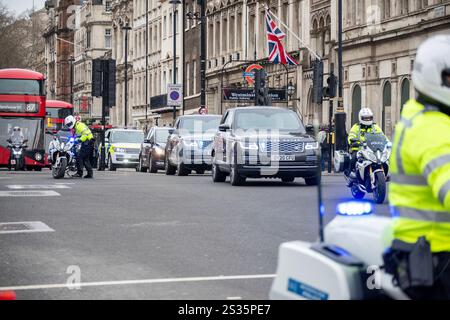 Londres, Royaume-Uni. 08 janvier 2025. Le convoi du premier ministre du Royaume-Uni Keir Starmer arrive à la porte d'entrée du Parlement avant la séance de questions du premier ministre. Après les vacances de Noël, la Chambre du Parlement est de retour et le premier ministre Keir Starmer est confronté à la session annuelle du mercredi appelée questions du premier ministre où il répond aux questions des députés. Crédit : SOPA images Limited/Alamy Live News Banque D'Images