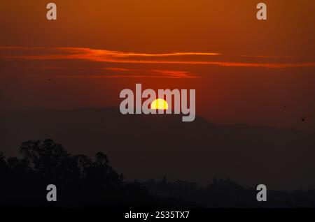 Le soleil se couche sur l'horizon. Banque D'Images