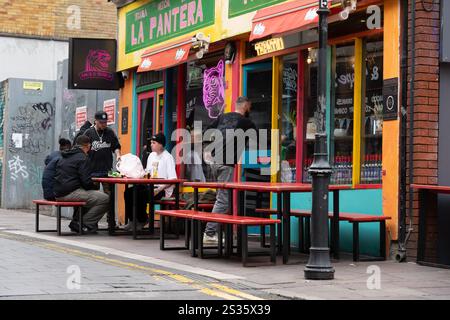 Cardiff Wales - 7 août 2024 ; les gens dînent à l'extérieur du bar à tacos coloré sur Quay Street. Banque D'Images