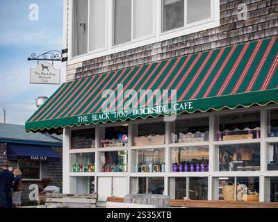 The Black Dog Dockside Cafe, Oak Bluffs, Martha's Vineyard, Massachusetts États-Unis . La marque Black Dog est connue pour ses t-shirts emblématiques. Banque D'Images