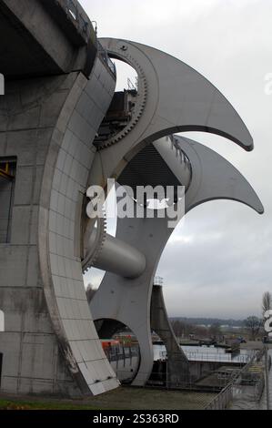 La roue de Falkirk tournant pour déplacer le bateau du canal au sommet du canal, Falkirk, Écosse, Royaume-Uni. Banque D'Images